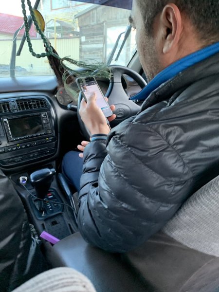 «Втыкает в телефон»: россиянин рассказал том, как водители такси «Максим» не соблюдают правила безопасности